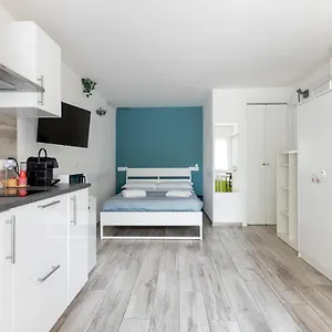  Apartment Station Italy